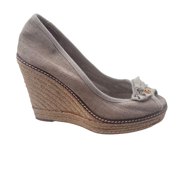 Tory Burch Jackie Charm Logo Peep Toe Wedge Espadrille Heel Gold/Beige 9B - Picture 15 of 16